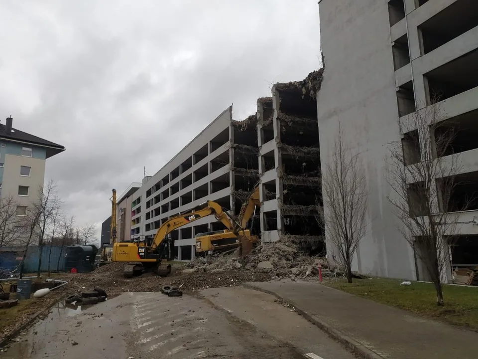Etap mechanicznej rozbiórki obiektu