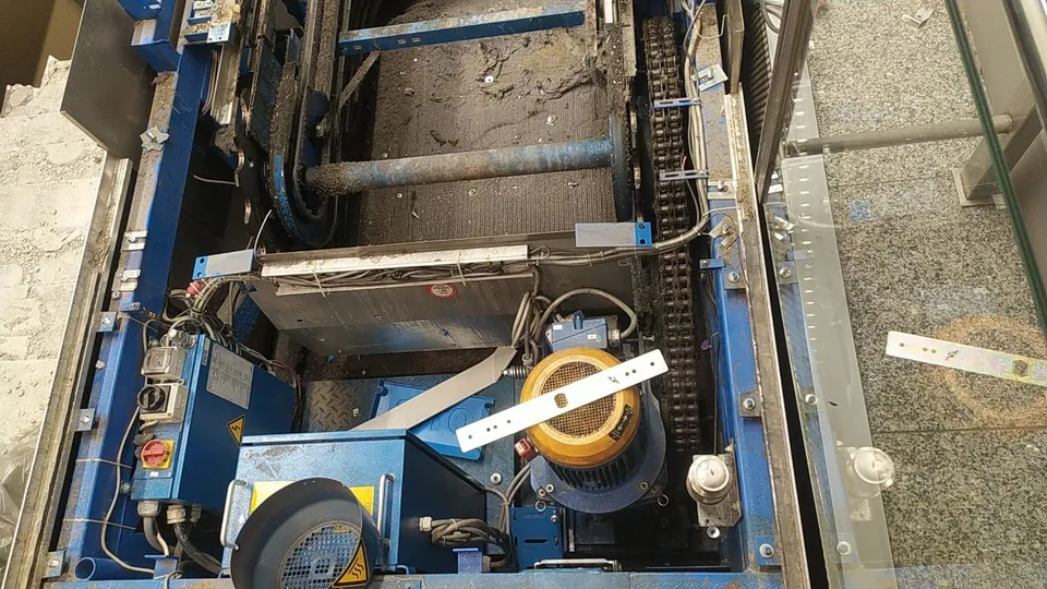 Otwarty mechanizm schodów ruchomych podczas prac