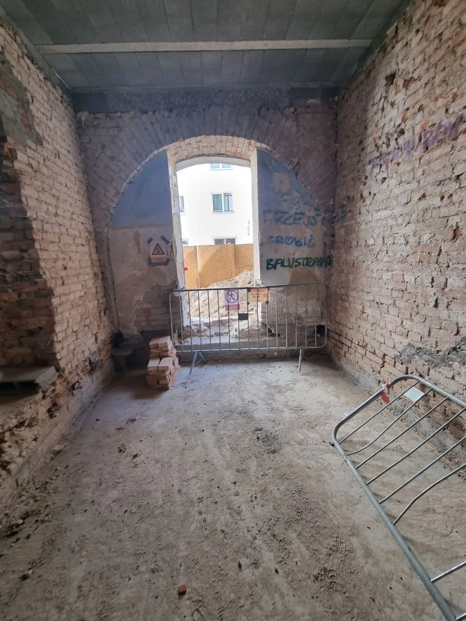 Pomieszczenie przygotowane do przebudowy