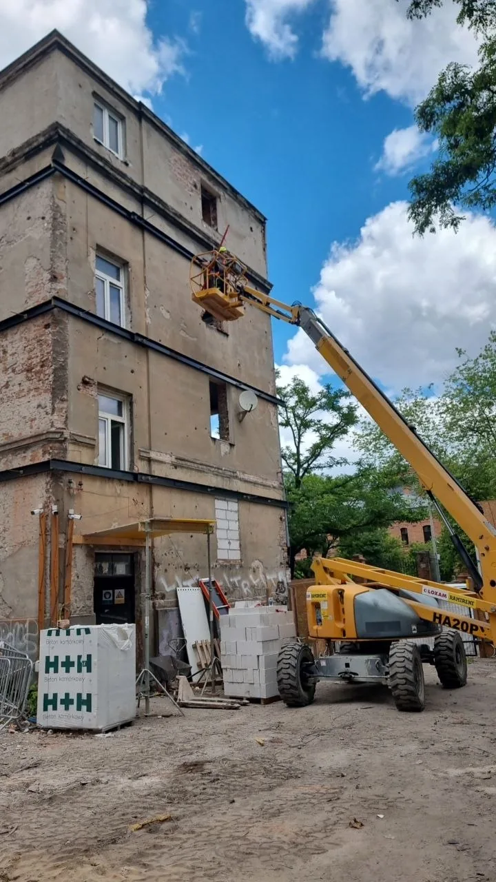Podnośnik przy pracach na elewacji