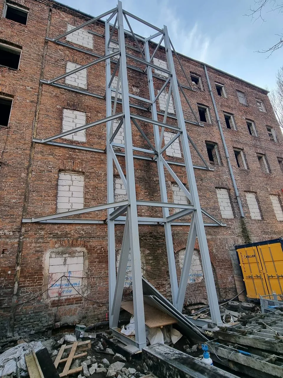 Montaż pomocniczej konstrukcji stalowej